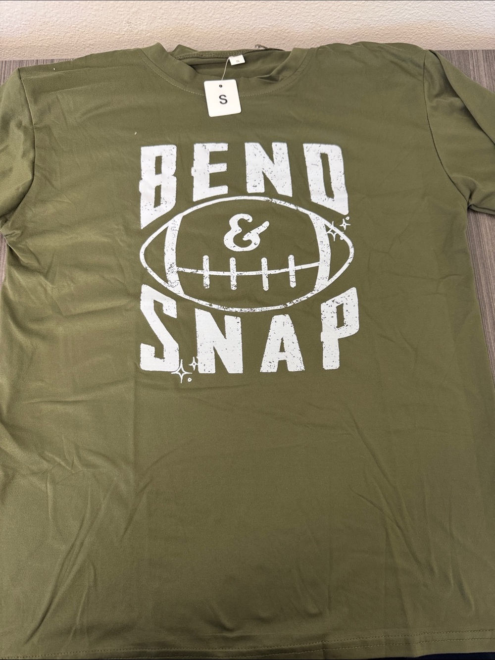 NWT Women’s Olive Green Bend & Snap Graphic Tee size small
